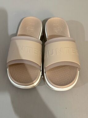 Hunter Slide Sandals in medium neutral